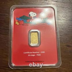 1/2 gram Gold Bar Snoopy with Gift Peanuts 60 Years of Charlie Brown Christmas