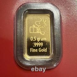 1/2 gram Gold Bar Snoopy with Gift Peanuts 60 Years of Charlie Brown Christmas