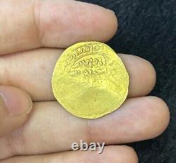 Ancient Islamic Gold Dinar Coin Weighing 4.8 Grams In Good Condition