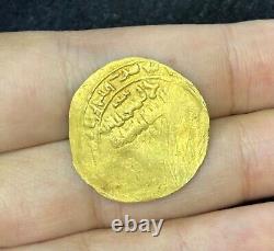 Ancient Islamic Gold Dinar Coin Weighing 4.8 Grams In Good Condition